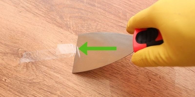 Cách lau nhà sạch bóng - vết bẩn kẹo cao su